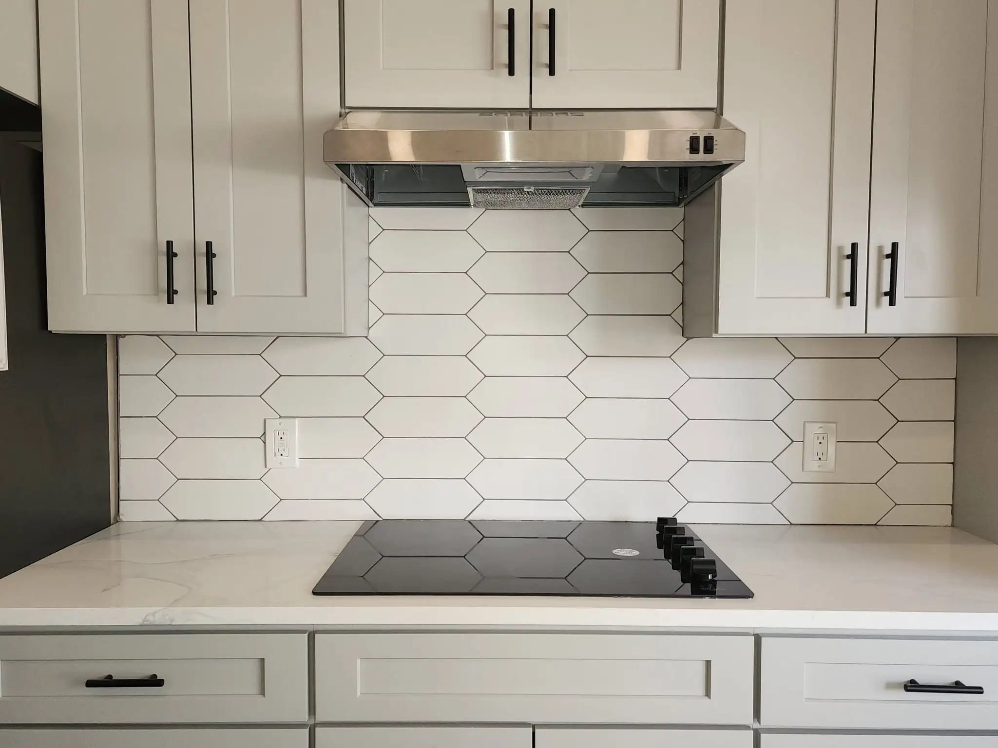 Sugar Land Luxury Update – White shaker cabinets and marble backsplash