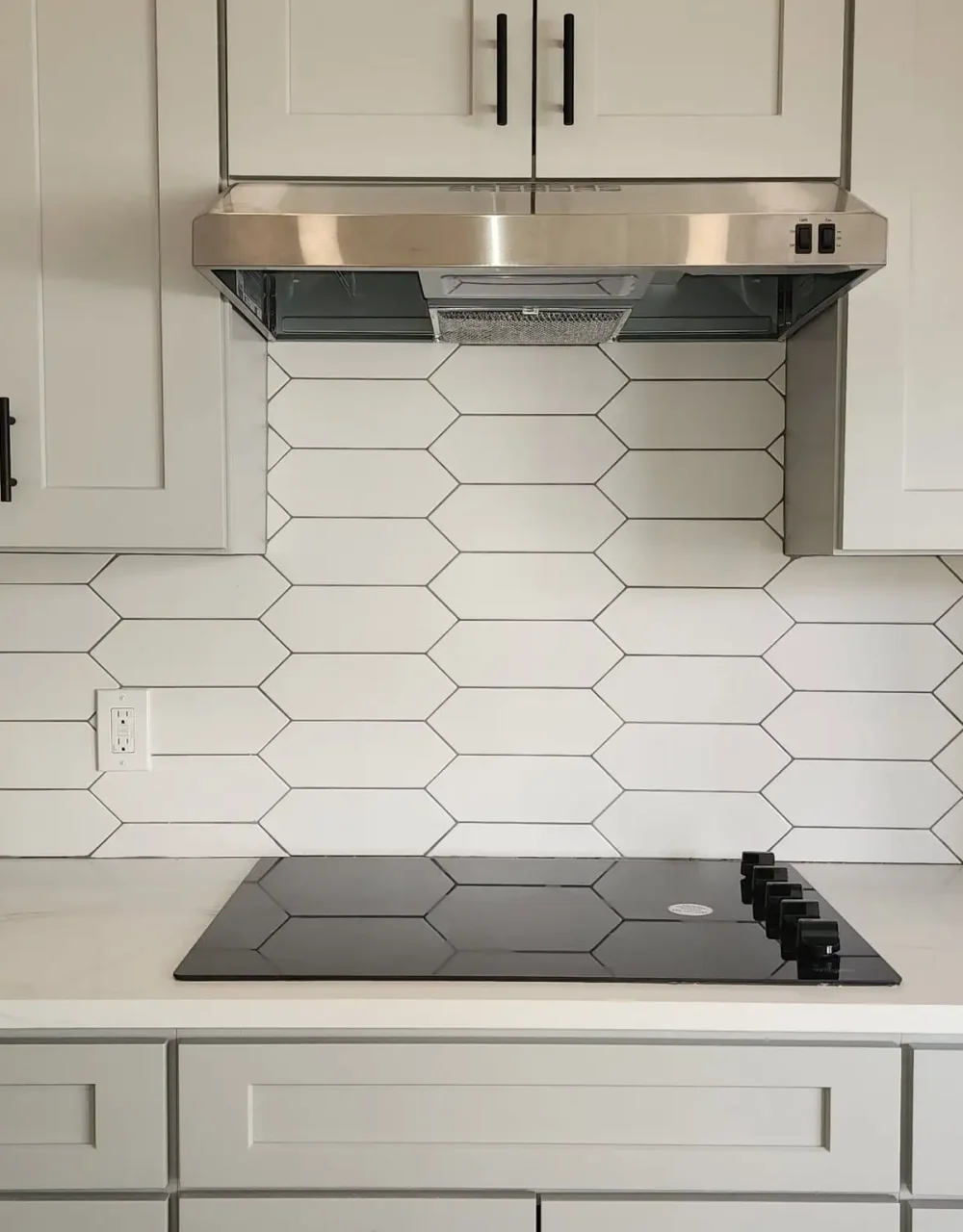 Sugar Land Luxury Update – White shaker cabinets and marble backsplash
